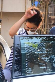 In Pics: कंगना रनौत ने पहनी इतनी सस्ती टी-शर्ट, इंप्रेस हुए फैंस कर रहे हैं खूब तारीफ