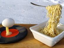 Viral Photo: हवा में जम गए नूडल्स और टूटा अंडा, सर्दी के सितम की चौंकाने वाली तस्वीर वायरल