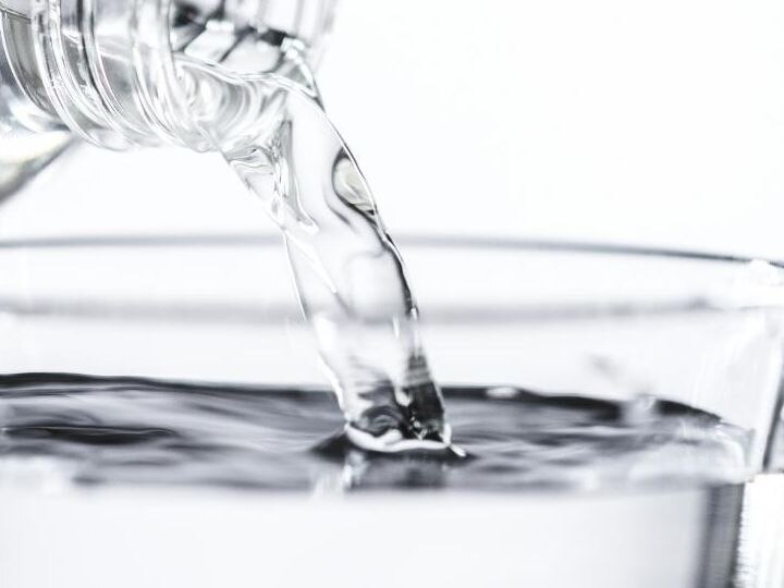 Person became ill after drinking too much water Health Tips: कोरोना से बचाव के लिए कहीं आप भी तो नहीं पी रहे जरूरत से ज्यादा पानी, ये शख्स है अस्पताल में भर्ती