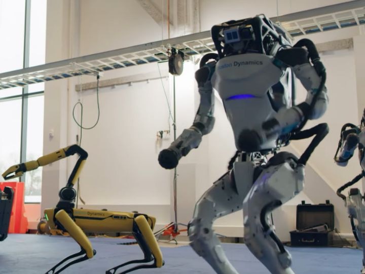 Robots performed a spectacular dance, watch this unique video of the new year greetings Viral Video: रोबोट्स ने जबरदस्त डांस कर मनाया नए साल का जश्न, देखें मजेदार वीडियो