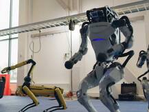 Viral Video: रोबोट्स ने जबरदस्त डांस कर मनाया नए साल का जश्न, देखें मजेदार वीडियो