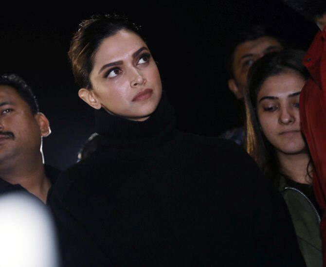 दीपिका का जेएनयू दौरा: अभिनेत्री दीपिका पादुकोण दिल्ली स्थित जवाहर लाल नेहरू विश्वविद्यालय परिसर पहुंची और नकाबपोश भीड़ के हमले का शिकार हुए छात्रों के साथ अपनी एकजुटता प्रदर्शित की.  हालांकि, उन्होंने इस दौरान कोई बयानबाजी नहीं की लेकिन फिर भी इस कदम के चलते उनकी फिल्म 'छपाक' के बहिष्कार का कथित आह्वान किया गया.  सीएए के विरोध और समर्थन को लेकर बॉलीवुड दो खेमों में बंटा नजर आया. 