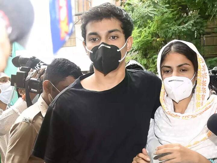 रिया चक्रवर्ती: राजपूत की मौत के सिलसिले में मुंबई पुलिस की जांच के घेरे में कई हस्तियां आईं, जिनमें राजपूत की गर्लफ्रैंड रिया चक्रवर्ती, यशराज फिल्म्स के आदित्य चोपड़ा, फिल्मकार संजय लीला भंसाली आदि प्रमुख रहे.  इस पूरे मामले ने बाद में उस समय राजनीतिक रंग ले लिया, जब राजपूत के पिता केके सिंह ने 25 जुलाई को रिया और उसके परिवार वालों के खिलाफ पटना में प्राथमिकी दर्ज कराई.  बिहार के मुख्यमंत्री नीतीश कुमार ने केंद्र सरकार से इस मामले में सीबीआई जांच की सिफारिश की और फिर महाराष्ट्र और बिहार राज्य सरकारों के बीच जुबानी जंग जारी रही. 