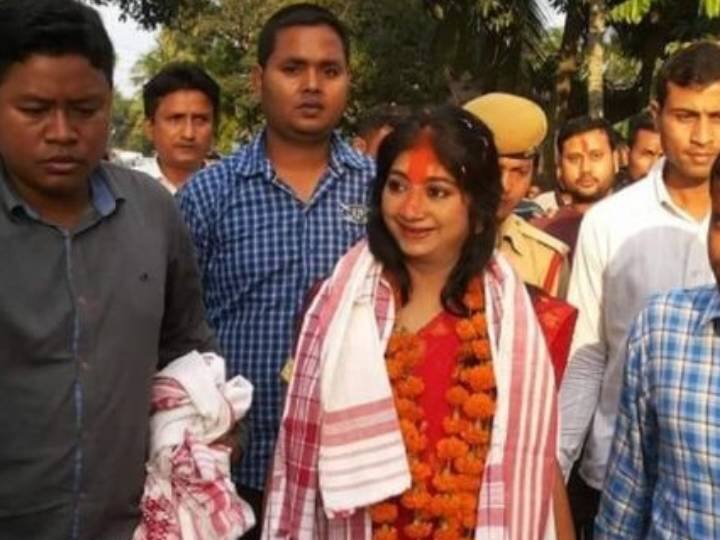 'गोमूत्र' और 'गोबर' से कोरोना से बचाव होता है. ऐसा बीजेपी विधायक सुमन हेमप्रिया का मानना है. वह असम से बीजेपी विधायक हैं. कोरोना वायरस महामारी के बीच उन्होंने कहा,