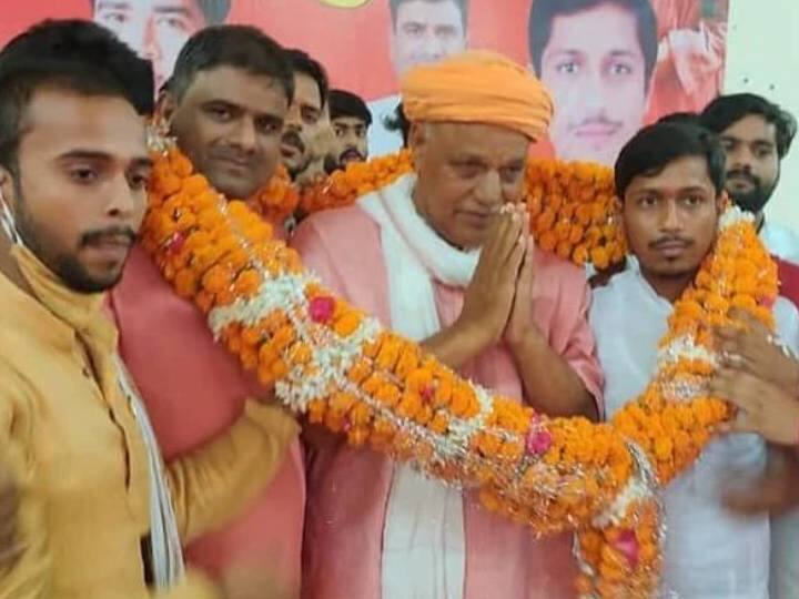 बीजेपी एमपी विरेंद्र सिंह मस्त ने आर्थिक मंदी पर कमेंट किया. उन्होंने कहा कि देश में लोग कुर्ते-धोती की जगह कोट-जैकेट पहन रहे हैं, आर्थिक मंदी कहा हैं? उन्होंने कहा,