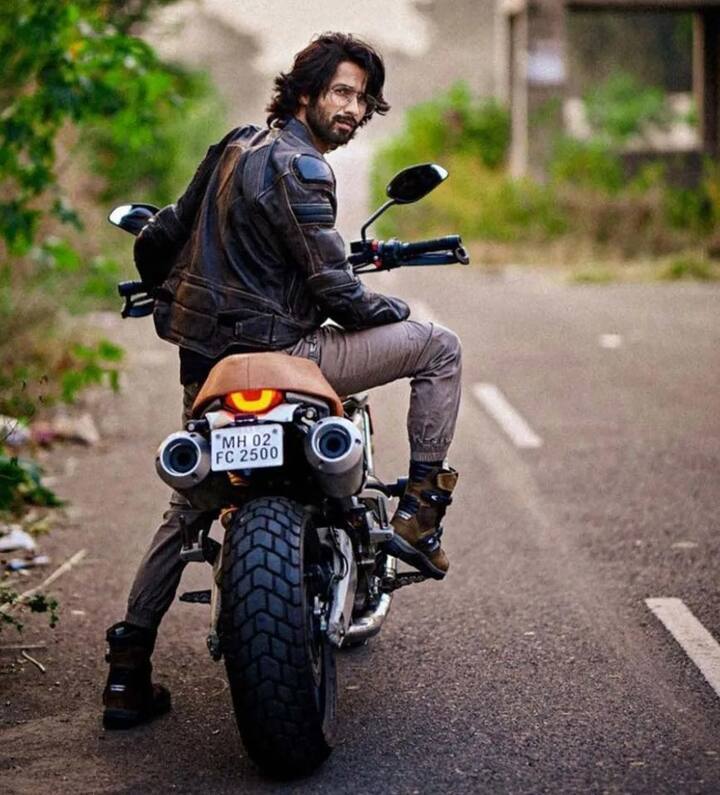 शाहिद कपूर : एक्टर शाहिद कपूर की एक फोटो पिछली दिनों सोशल मीडिया पर जमकर वायरल हुई थी. इसमें शाहिद को एक स्पोर्ट्स बाइक पर बैठा देखा जा सकता है. आपको बता दें कि यह Ducati Scrambler 1100 है जो कि एक दमदार स्पोर्ट्स बाइक है. इस बाइक की कीमत लगभग 12 लाख रुपए है और यह 209 किलोमीटर की टॉप स्पीड को पकड़ सकती है.(Pic credit: social media)