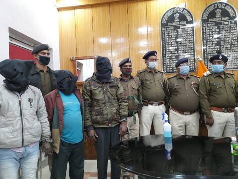 पुलिस ने हथियार के साथ तीन हार्डकोर नक्सली को किया गिरफ्तार, गुप्त सूचना के आधार पर की कार्रवाई पुलिस ने हथियार के साथ तीन हार्डकोर नक्सली को किया गिरफ्तार, गुप्त सूचना के आधार पर की कार्रवाई