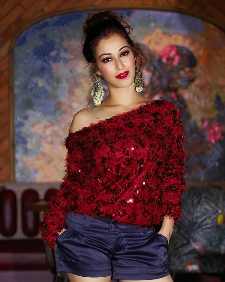 जबकि अंजलि भाभी ज्यादातर सलवार कमीज़ यानि कि ट्रेडिशनल ड्रेसेज़ में ही नज़र आती हैं लेकिन असल जिंदगी में वो काफी ग्लैमरस हैं. (Photo Credit - instagram)