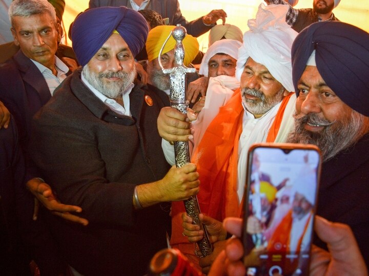 Shiromani Akali Dal President Sukhbir Singh Bada met Rakesh Tikait said our party with farmers अकाली दल के अध्यक्ष सुखबीर सिंह बादल ने राकेश टिकैत से की मुलाकात, कहा- हमारी पार्टी किसानों के साथ