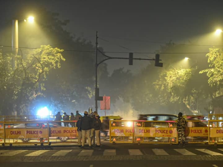 दिल्ली और नोएडा में फीका रहा नए साल का जश्न, घर पर ही केक काटकर लोगों ने किया स्वागत New Year 2021 celebration faded in Delhi and Noida ann दिल्ली और नोएडा में फीका रहा नए साल का जश्न, घर पर ही केक काटकर लोगों ने किया स्वागत