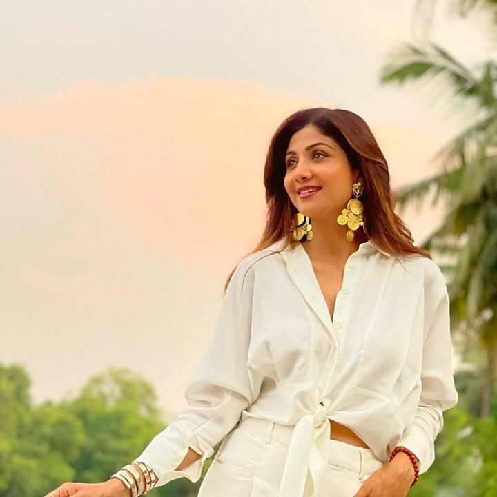एक्ट्रेस शिल्पा शेट्टी ने अपनी एक खूबसूरत तस्वीर शेयर की है. इस तस्वीर को शेयर करते हुए उन्होंने फैंस को साल 2021 के लिए शुभकामनाएं दी. ये तस्वीर उनके बेटे ने ली है. 