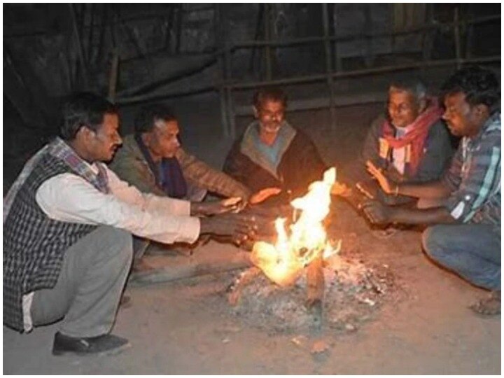 Cold weather affects daily life in Uttar Pradesh, people are facing hard time ANN उत्तर प्रदेश: नए साल में भी लोगों को नहीं मिल रही ठंड से निजात, लोग अलाव जलाकर हाथ सेंकने पर मजबूर