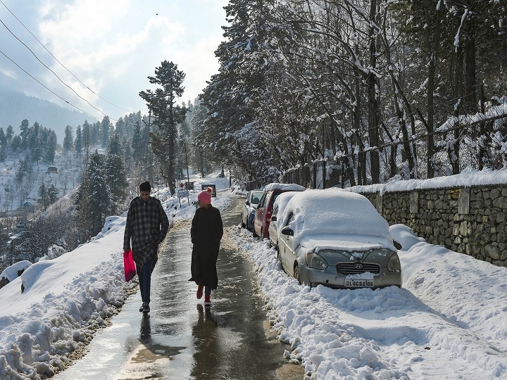Fresh snowfall in Kashmir, flight operations affected at Srinagar airport कश्मीर में ताजा बर्फबारी, श्रीनगर हवाई अड्डे पर विमानों का परिचालन प्रभावित
