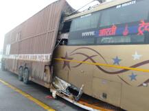 यूपी: लखनऊ-आगरा एक्सप्रेस वे पर कंटेनर में जा घुसी वॉल्वो बस, चार यात्रियों की मौत, 7 घायल