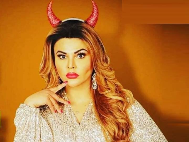 राखी सावंत टास्क के दौरान अभिनव शुक्ला के सामने उनके नाम का सिंदूर लगाती हैं और टंकी पर चढ़कर अभिनव को प्रपोज कर देती हैं. वीकेंड के वार में राखी ने अभिनव के लिए अपने प्यार का इजहार कर दिया था. उन्होंने उस समय भी कहा था कि वे रुबीना के सफर में कांटे बिछा देंगी और अभिनव को अपना बनाकर रहेंगी.