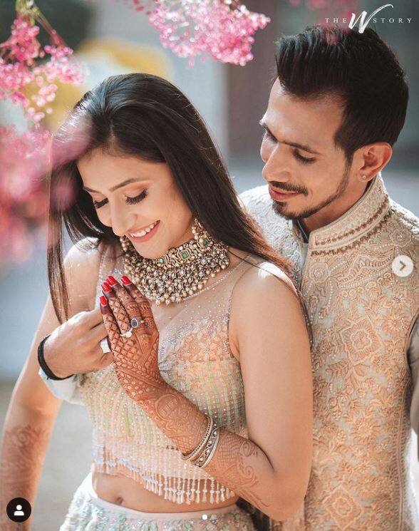 धनश्री वर्मा और युजवेंद्र चहल: भारतीय स्पिनर युजवेंद्र चहल ने भी 2020 में शादी कर ली. उन्होंने धनश्री वर्मा से शादी की.