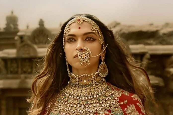 दीपिका पादुकोण : दीपिका बॉलीवुड की हाईएस्ट पेड एक्ट्रेस हैं और बताया जाता है कि वह प्रति फिल्म 22 करोड़ रूपए तक चार्ज करती हैं. मीडिया रिपोर्ट्स के अनुसार, फिल्म ‘पद्मावत’ में दीपिका को 12 करोड़ रूपए मिले थे, वहीं रणवीर सिंह को इस फिल्म के लिए 7-8 करोड़ के आस-पास फीस मिली थी.