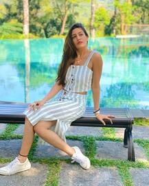 2021 के पहले ही दिन एक्ट्रेस Surbhi Chandana का दिखा स्टाइलिश अवतार, पूल किनारे फोटोशूट वायरल