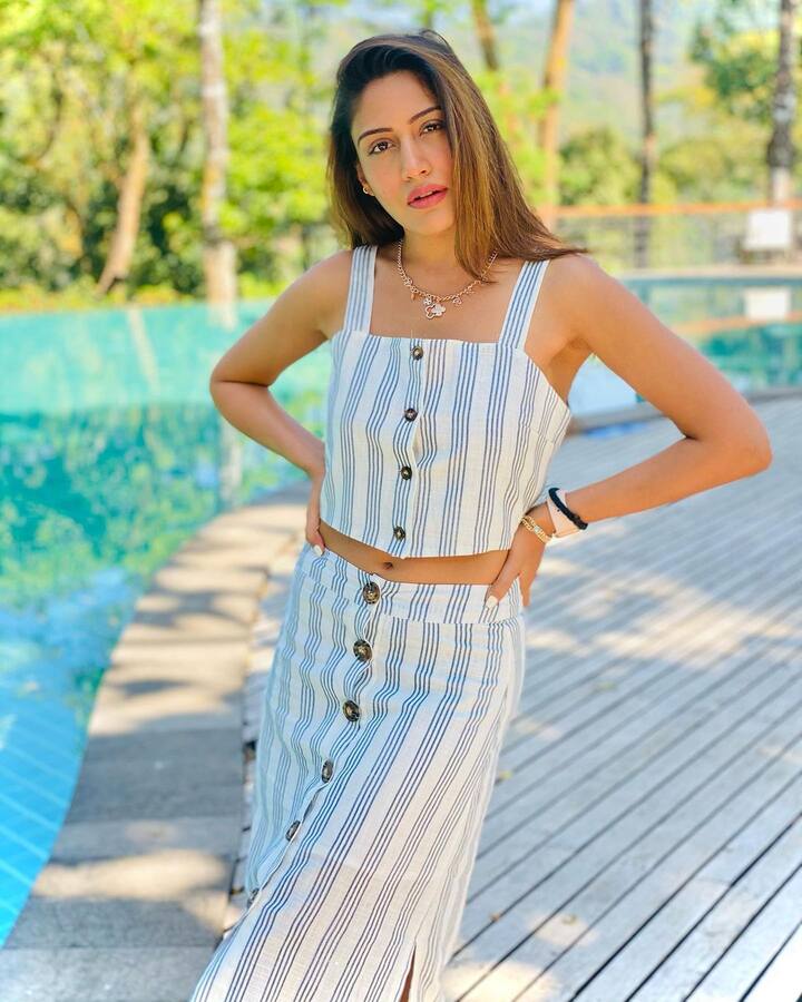 सुरभि चंदना(Surbhi Chandana) इन दिनों टेलीविज़न में नागिन बनकर लोगों के अंदर खूब खौफ पैदा कर रही हैं. लेकिन अगर उनके इंस्टाग्राम पर नज़र डालें तो काफी स्टाइलिश और ग्लैमरस ये एक्ट्रेस अपनी तस्वीरों और लेटेस्ट फोटोशूट से कहर ढाती नज़र आती हैं.