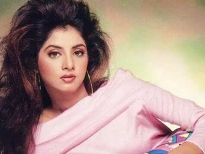 दिव्या भारती: 90 के दशक में तेज़ी से टॉप अभिनेत्रियों की लिस्ट में शामिल हो चुकीं दिव्या भारती की मौत काफी दर्दनाक थी. 19 साल की उम्र में 1993 में उनकी अचानक हुई मौत से फिल्म इंडस्ट्री और उनके फैन्स दहल गए थे. उनकी आखिरी फिल्म उनकी मौत के 9 महीनों बाद रिलीज़ हुई थी जिसका नाम शतरंज था. यह फिल्म बहुत बड़ी हिट साबित हुई थी. 