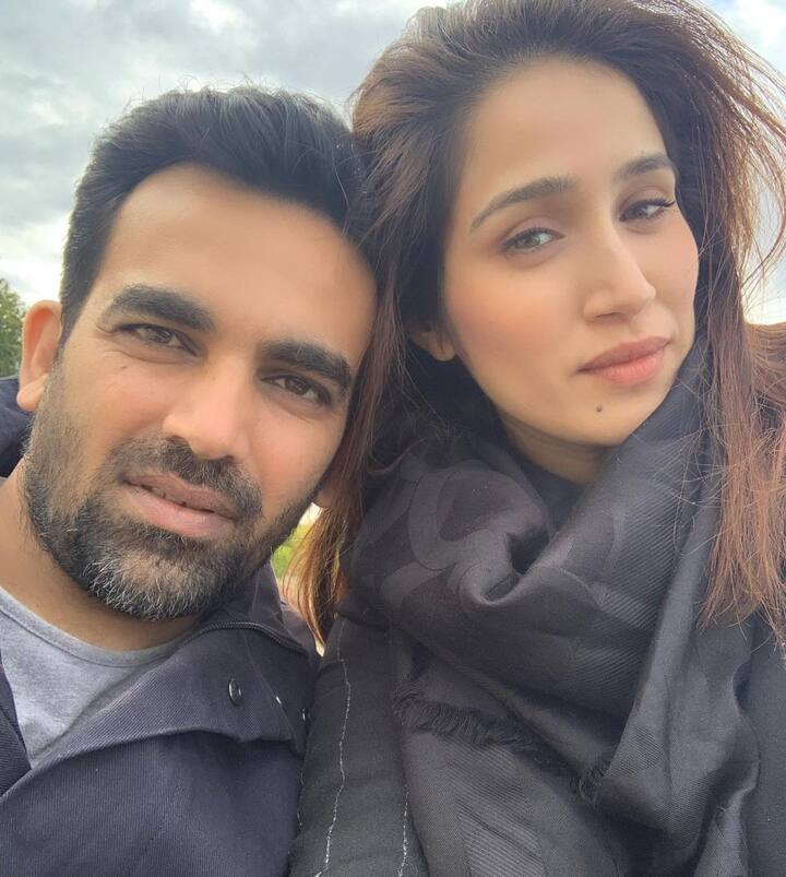 बॉलीवुड एक्ट्रेस सागरिका घटगे(sagarika ghatge) भी जल्द ही मां बन जाएंगी. हालांकि शादी के बाद से ही सागरिका फिल्मों और लाइमलाइट से थोड़ी दूर रहती हैं और अपनी पर्सनल लाइफ को पर्सनल ही रखती हैं इसीलिए सागरिका और ज़हीर खान ने कभी भी खुद इस बात को लेकर कोई ऐलान नहीं किया है. 