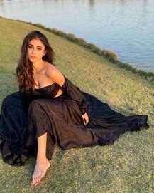 टेलीविज़न की नागिन Mouni Roy का आउटडोर फोटो शूट वायरल, ब्लैक ड्रेस में ढा रही हैं कहर