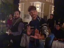 न्यू ईयर पार्टी पर Hrithik Roshan ने Mika Singh के साथ मिलकर गाया अपनी पहली फिल्म का गाना, वायरल हुआ Video