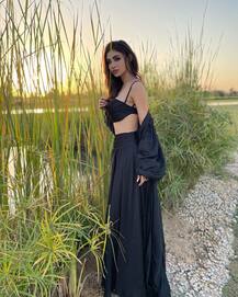 टेलीविज़न की नागिन Mouni Roy का आउटडोर फोटो शूट वायरल, ब्लैक ड्रेस में ढा रही हैं कहर