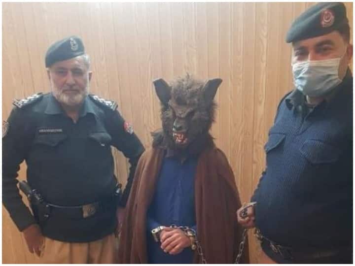Viral post: Pakistan Police arrested man who scared people by wearing wolf mask on New Year Eve पाकिस्तान: न्यू ईयर ईव पर वूल्फ मास्क पहनकर सेलिब्रेट करना पड़ा महंगा, पुलिस ने किया गिरफ्तार