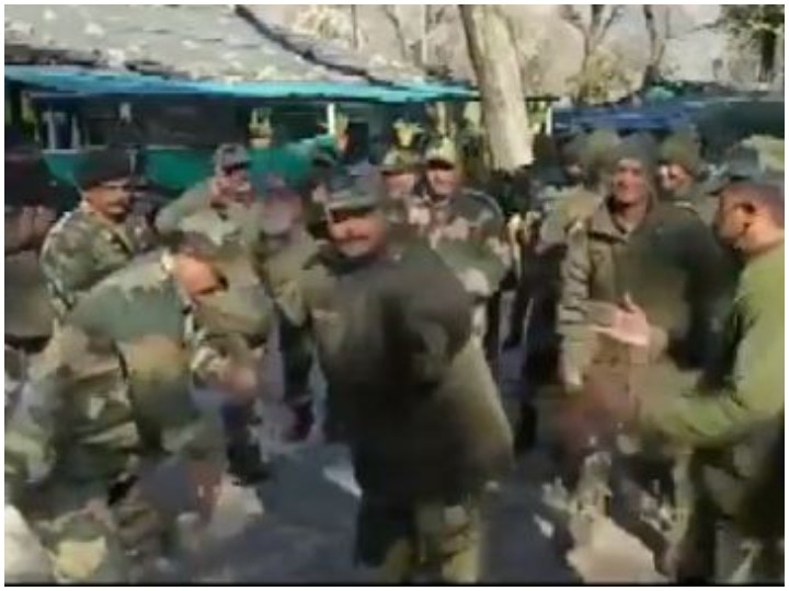 Jammu-Kashmir: BSF jawans greeted the new year with Haryanvi song, video is getting high praise BSF के जवानों ने कुछ इस अंदाज में किया नए साल का स्वागत, आप भी देखें