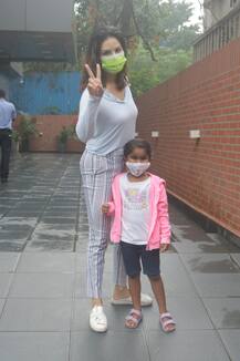 In Pics: सनी लियोनी बेटी के साथ जुहू में हुईं स्पॉट, सिंपल लुक ने खींचा ध्यान