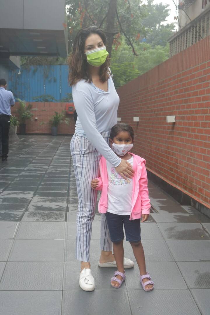 सनी लियोनी ने इस दौरान व्हाइट फुल स्लीवज टॉप और स्ट्राइप ट्राउजर कैरी किया हुआ था. उन्होंने अपने फेस को ग्रीन कलर के मास्क से कवर किया हुआ था. वहीं उनकी बेटी  ने पिंक कलर की जैकेट के साथ व्हाइट टीशर्ट और शॉर्ट्स कैरी किए थे. 