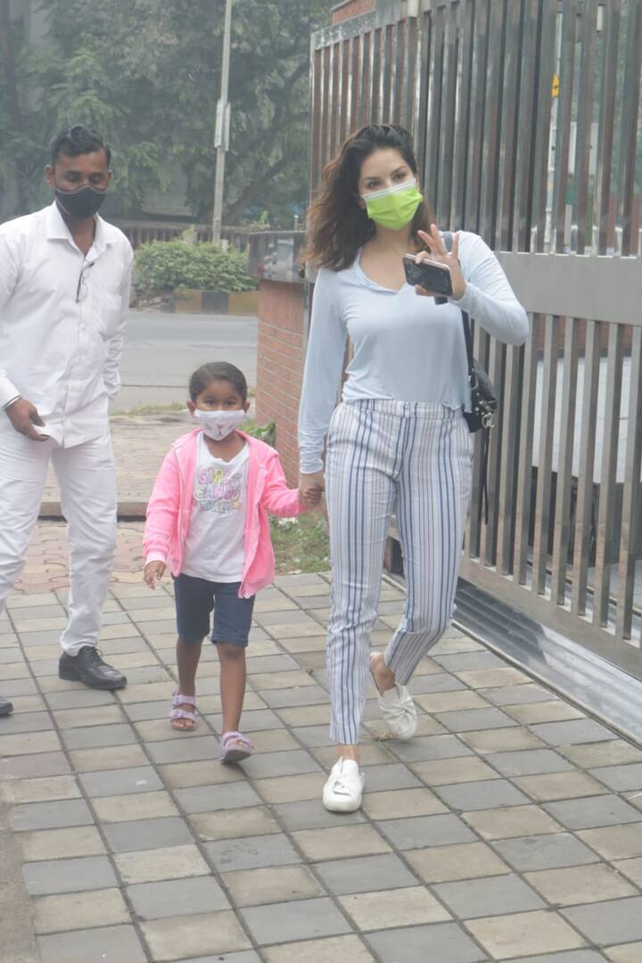 सनी ने इस दौरान प्रोटेक्टिव मदर की तरह बेटी का हाथ थामा हुआ था. 