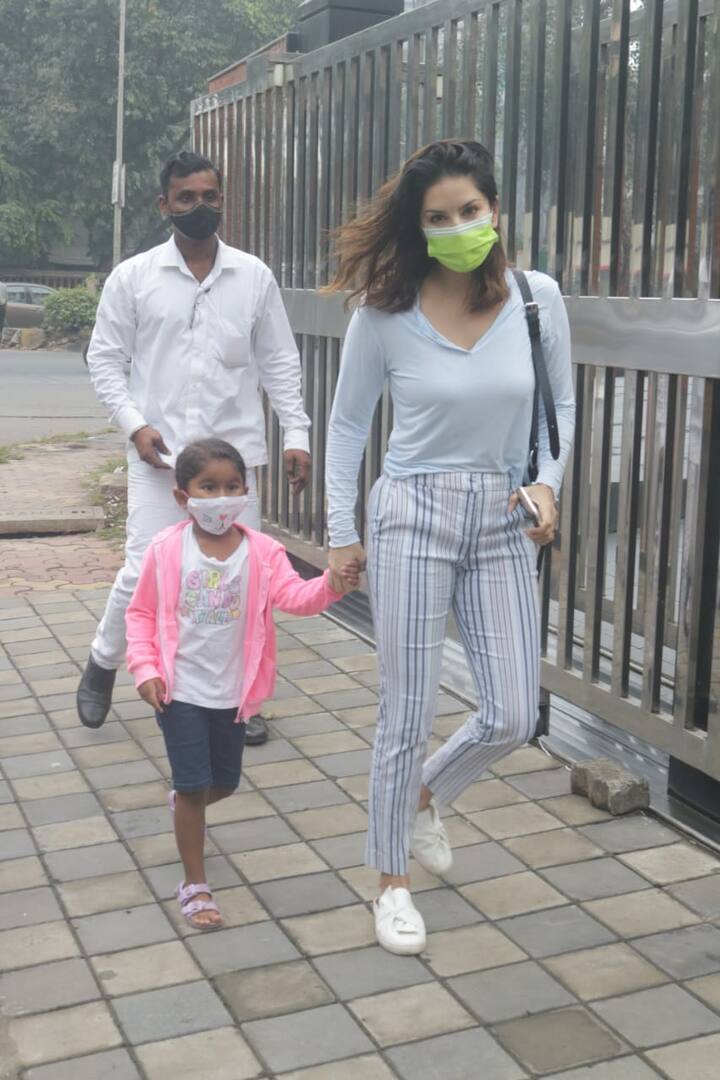 सनी लियोनी हाल ही में ट्रांसपैरेंट माक्स पहने को लेकर सोशल मीडिया पर ट्रोल भी हो गई थीं. वह एक शूट के सेट पर स्पॉट हुई थीं.