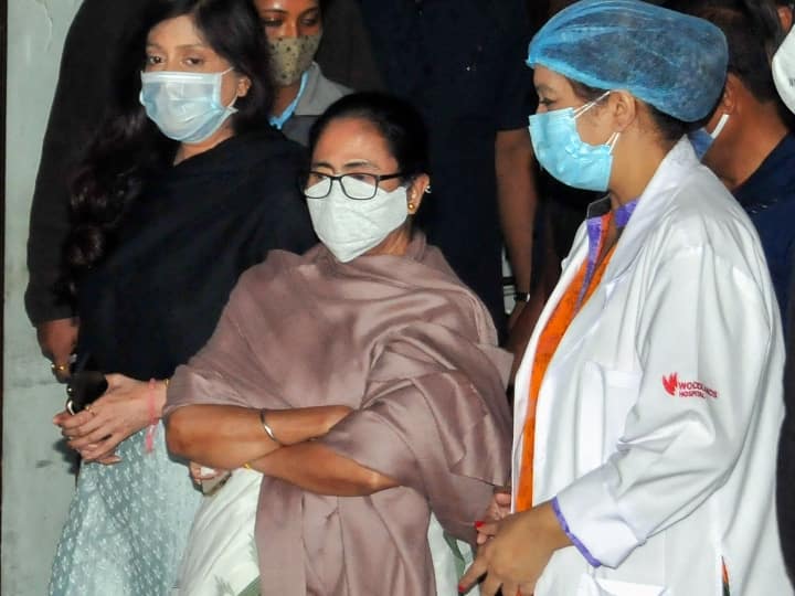Kolkata Mamata Banerjee meets Sourav Ganguly said he is fine सौरव गांगुली से मुलाकात के बाद ममता बनर्जी बोलीं- वे ठीक हैं, मैं डॉक्टरों की आभारी हूं