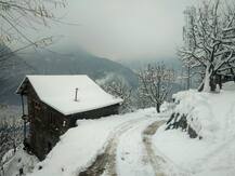 जम्मू-कश्मीर और लद्दाख में बारिश-बर्फबारी का सिलसिला जारी, तापमान में भारी गिरावट