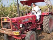 गाजियाबाद: 79 साल की रामकुमारी पेश कर रहीं मिसाल, अपने खेतों में खुद चलाती हैं ट्रैक्टर