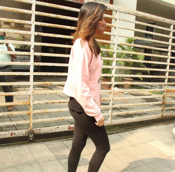 क्या रिया चक्रवर्ती(Rhea Chakraborty) नए घर की तलाश में हैं…? नए साल में एक नई शुरुआत के लिए रिया कई दिनों से मुंबई में अपने लिए नए घर की तलाश में हैं. और आज वो बांद्रा में भाई शौविक चक्रवर्ती(Showik Chakraborty) के साथ स्पॉट हुई. इस दौरान रिया पिंक टीशर्ट और ब्लैक पैंट में नज़र आई जिसके टॉप पर लिखा था ‘Love is Power’.