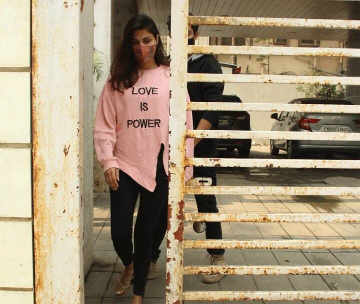 इसके बाद सुशांत की मौत के तार ड्रग्स से जुड़े. इसी मामले में एनसीबी ने रिया को गिरफ्तार किया था. रिया अभी बेल पर बाहर हैं.