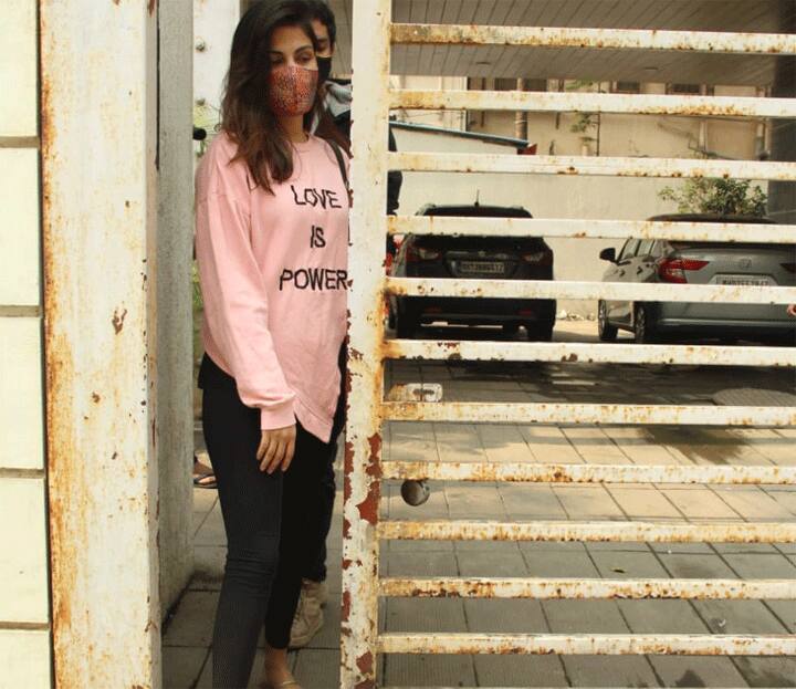 वहीं आपको बता दें कि रिया चक्रवर्ती की एक फिल्म अभी रिलीज़ होनी बाकी भी हैं. वो फिल्म बन चुकी है जो 2020 में ही रिलीज़ होनी थी लेकिन लॉकडाउन और सिनेमाघर बंद होने के चलते फिल्म रिलीज़ नहीं हो सकी. इसका टाइटल है ‘चेहरे’.