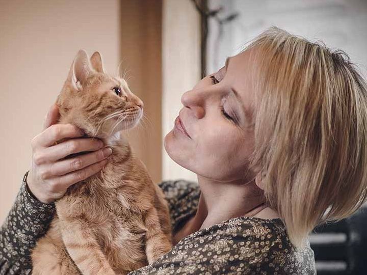 This loving fight between a pet cat and a woman will make you laugh. Viral Video: बिल्ली के नाखून काटने से परेशान महिला का ये वीडियो तेजी से हो रहा है वायरल