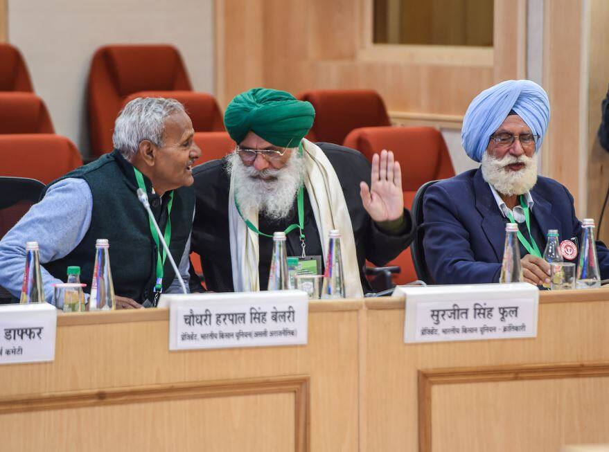 Farmers Protest: Important talks between government and farmers today, Agriculture Minister Narendra Singh Tomar meets Rajnath Singh ANN Farmers Protest: आज होगी सरकार और किसानों के बीच अहम बातचीत, राजनाथ सिंह से मिले कृषि मंत्री नरेंद्र सिंह तोमर 