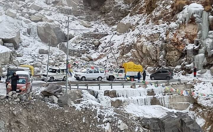 देश में नये साल के पहले हफ्ते में कड़ाके की ठंड समेत बारिश और भारी बर्फबारी देखने को मिली है. हिमाचल में बीते दिन भारी बर्फबारी हुई.