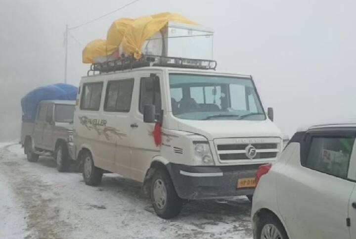 बर्फबारी के चलते कई लोगों को परेशान हुई तो कई लोग इस मौसम को काफी एंजॉय करते हुए दिखें.