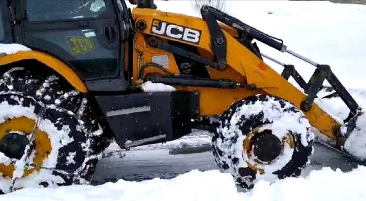 इसके अलावा कई इलाको में लैंडस्लाइड होते हुए भी दिखीं. लेकिन किसी तरह के नुकसान की बात सामने नहीं आयी है.