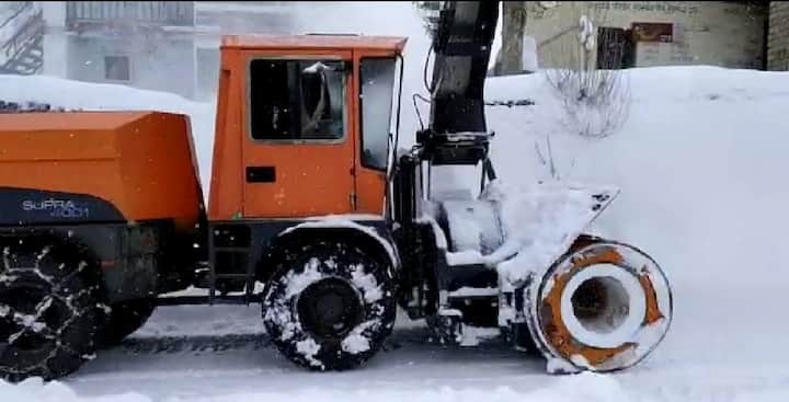 राष्ट्रीय राजमार्ग – 5 किन्नौर से काजा तक भूस्खलन के चलते नाको के पास बर्फबारी के चलते सभी रस्ते बंद रहे.