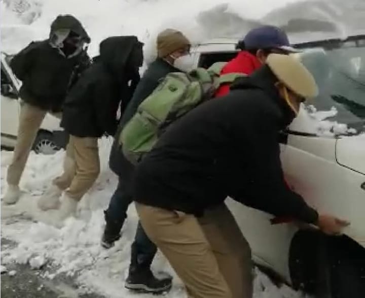 भारी बर्फबारी होने के कारण सैकड़ों गाड़ियां फंस गई है. अब तक पुलिस ने लोगों की मदद कर 82 फंसी गाड़ियों को बर्फ से निकाला है. इसके अलावा करीब 300 फंसे पर्यटकों की भी पुलिस ने मदद की है.