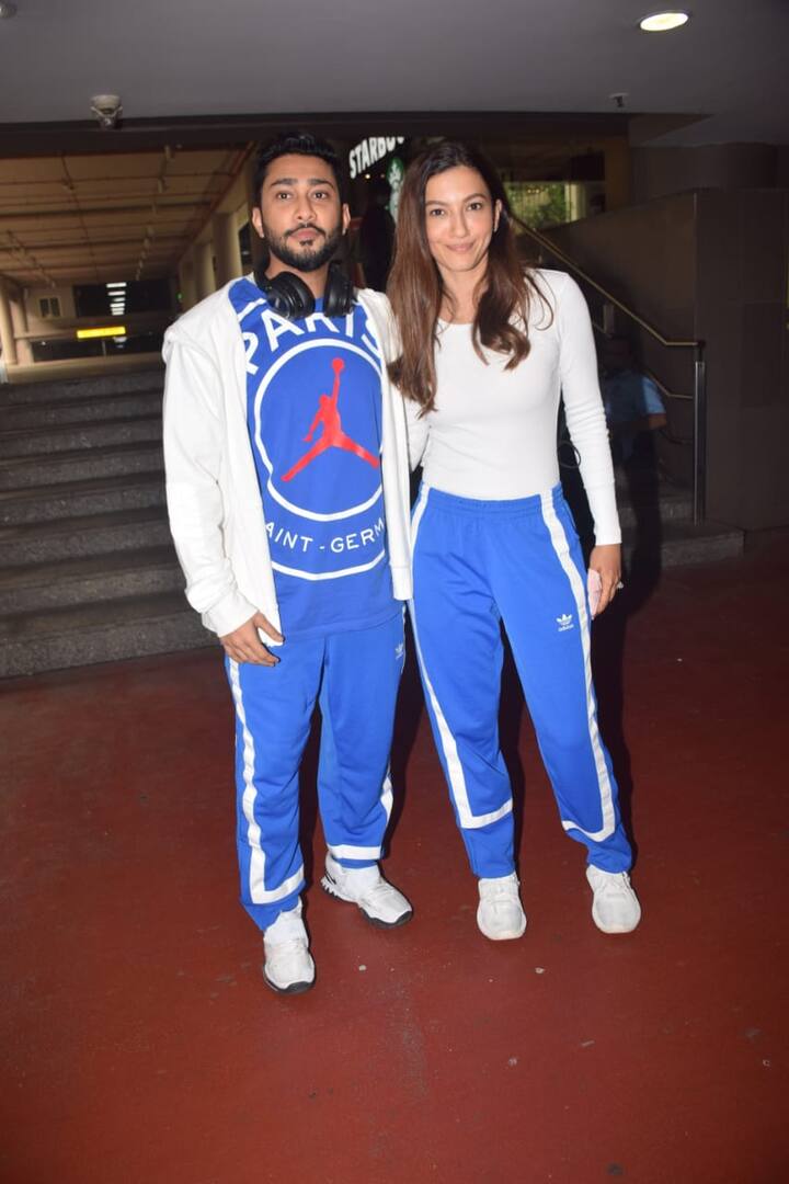 गौहर खान(gauhar Khan) का रिलेशन कुशाल टंडन के साथ बिग बॉस के घर से शुरु हुआ था. दोनों ने एक ही सीज़न में एंट्री ली थी और इसी घर से दोनों के प्यार की शुरुआत हुई. हालांकि घर से निकलने के कुछ ही समय बाद इनका ब्रेकअप हुआ. और बीते दिसंबर अब गौहर ज़ैद दरबार(Zaid Darbar) संग निकाह कर चुकी हैं. 