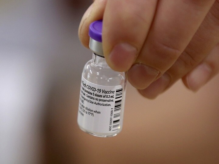 82-Year-Old Man First Person To Receive AstraZeneca-Oxford Vaccine In UK ऑक्सफोर्ड-एस्ट्रेजेनिका का पहला कोरोना टीका 82 वर्षीय डायलिसिस कराने वाले मरीज को दिया गया