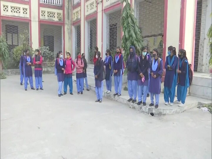 Schools in Bihar reopen for students, after more than 9 months due to outbreak of COVID 19 pandemic बिहार में नौ महीने बाद फिर से खुले सभी शिक्षण संस्थान, इस वजह से कम रही छात्रों की उपस्थिति